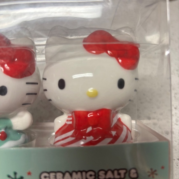 Hello Kitty Salt & Pepper Shaker Set - Picture 5 of 5